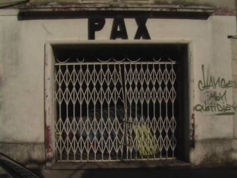 Façade du cinéma PAX, fermé en 2007