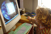 Enfant devant son ordinateur © public domain image