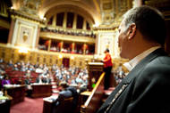 Huissier dans l'hémicycle © Sénat