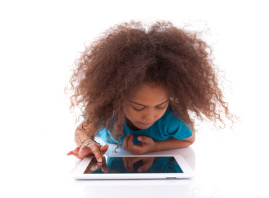 Petite fille consultant une tablette multimédia © Samuel Borges Fotolia